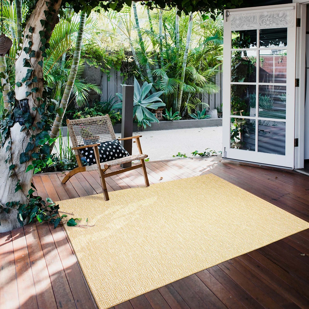 Gardenia Diamond Indoor/ Outdoor Gold Rug 6'7" x 9'6"