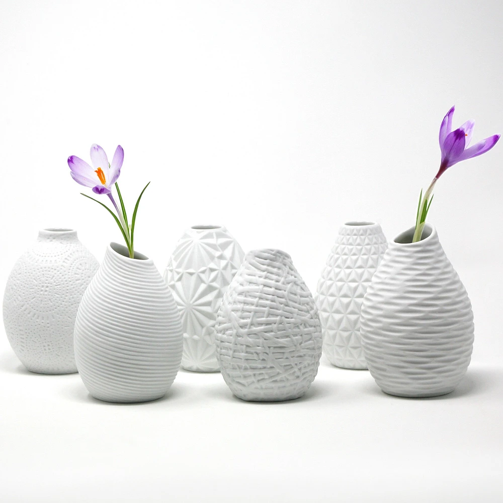 Petit vase en porcelaine blanche