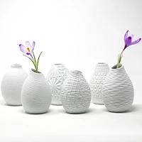 Petit vase en porcelaine blanche