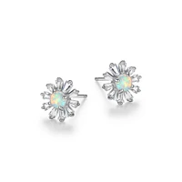 Clous d'oreilles en fleur en opale synthétique « Reign » en argent sterling et zircone cubique