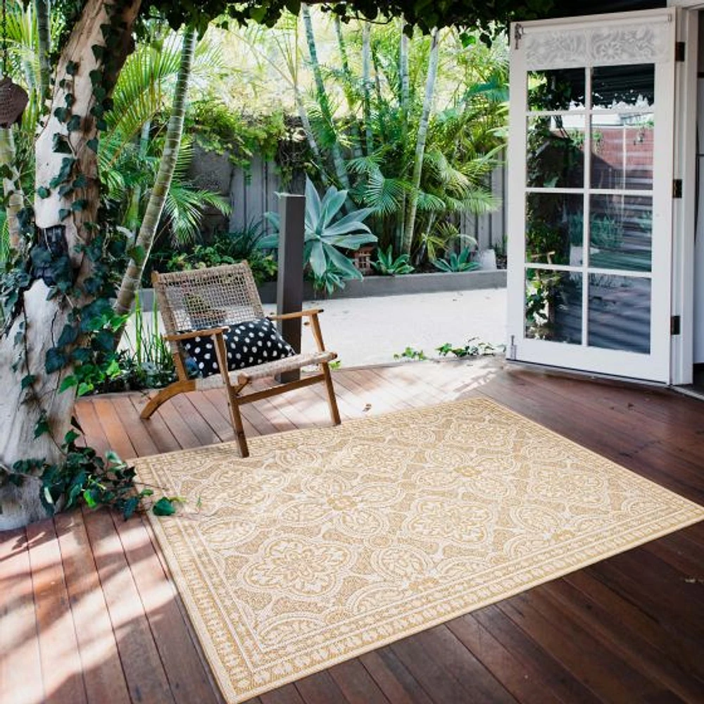 Gardenia Traditional Indoor/ Outdoor Gold Rug