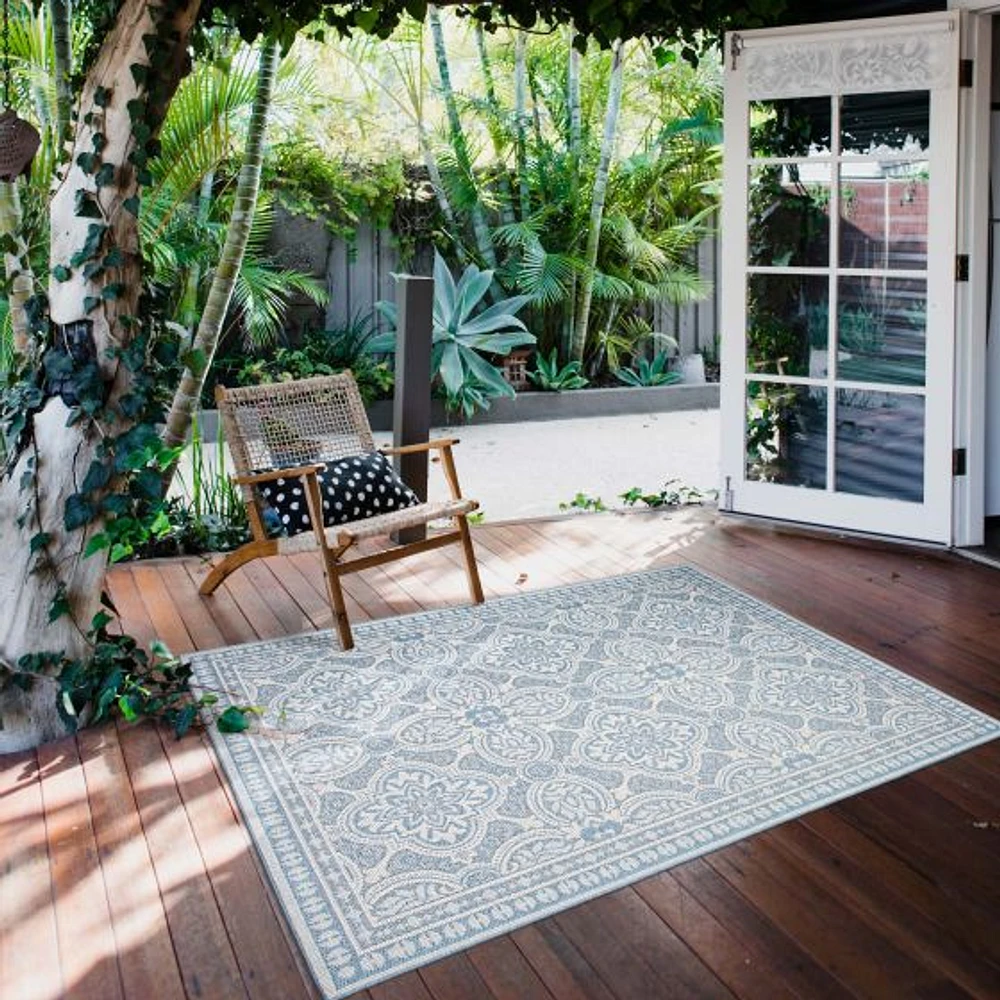 Gardenia Traditional Indoor/ Outdoor Light Blue Rug