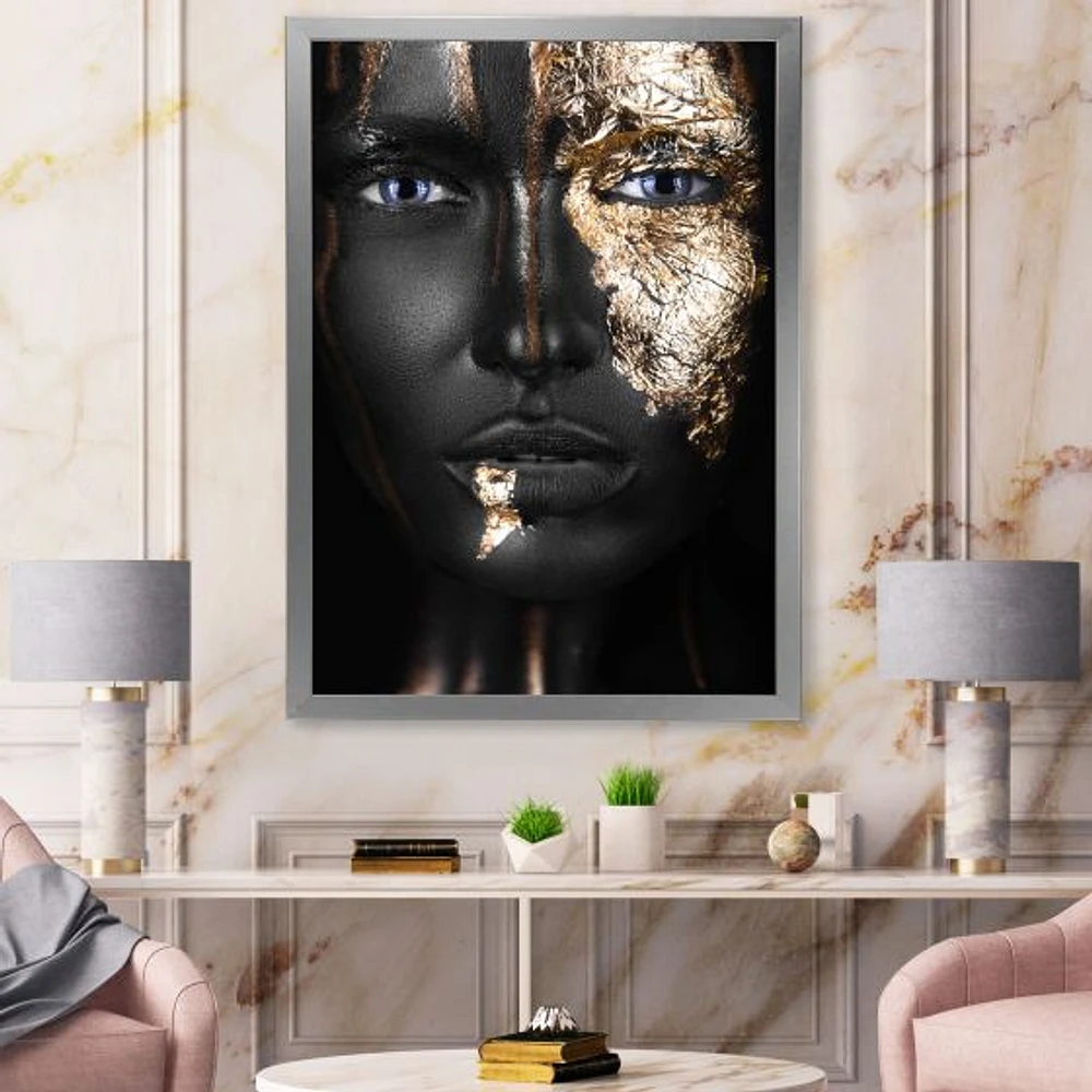 Toile « Portrait of A Afro American Girl with Gold Makeup »