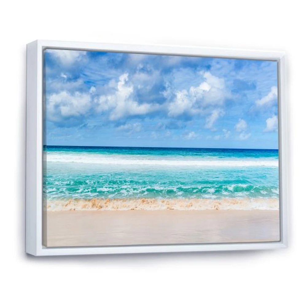 Toile  « Tranquil Beach Under White Clouds »