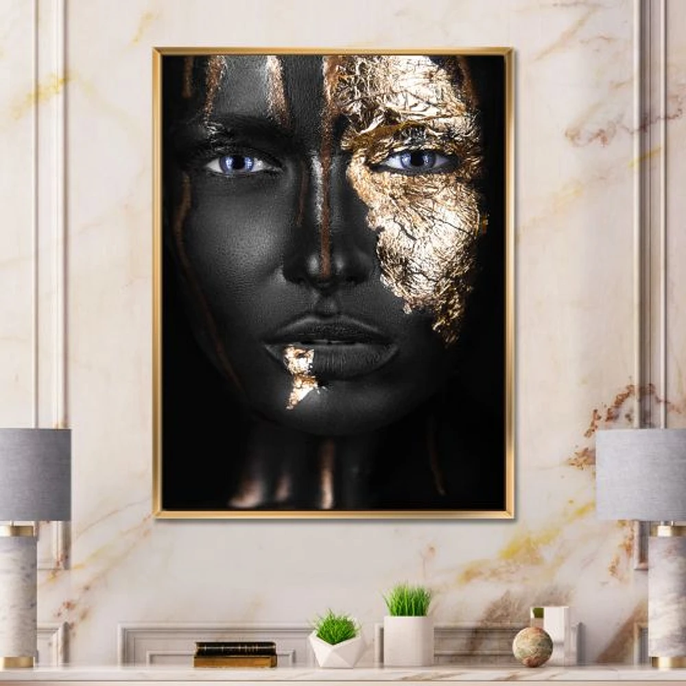 Toile « Portrait of A Afro American Girl with Gold Makeup »