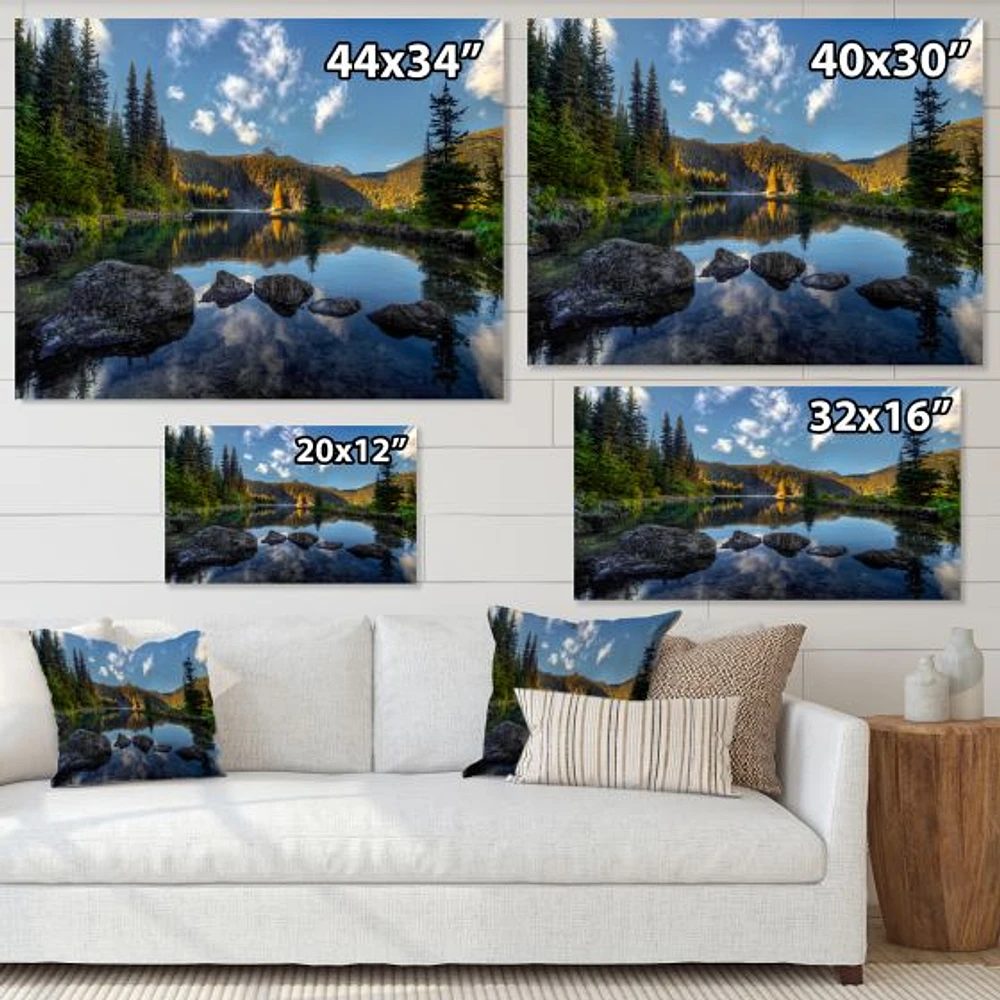 Toile imprimée « Mountain Lake Surrounded by Trees »