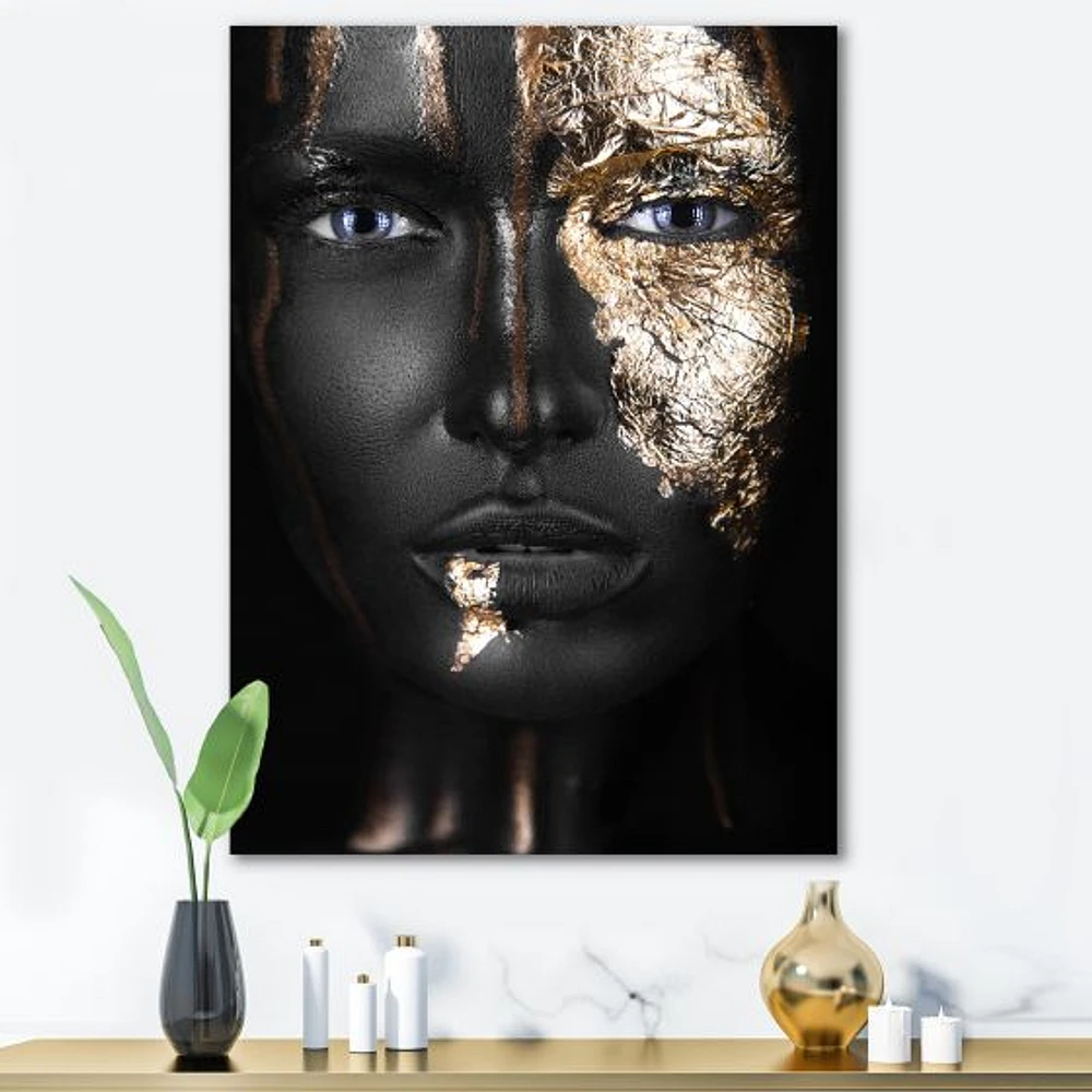 Toile « Portrait of A Afro American Girl with Gold Makeup »