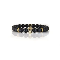 Bracelet onyx noir avec accent crâne or par Luenzo