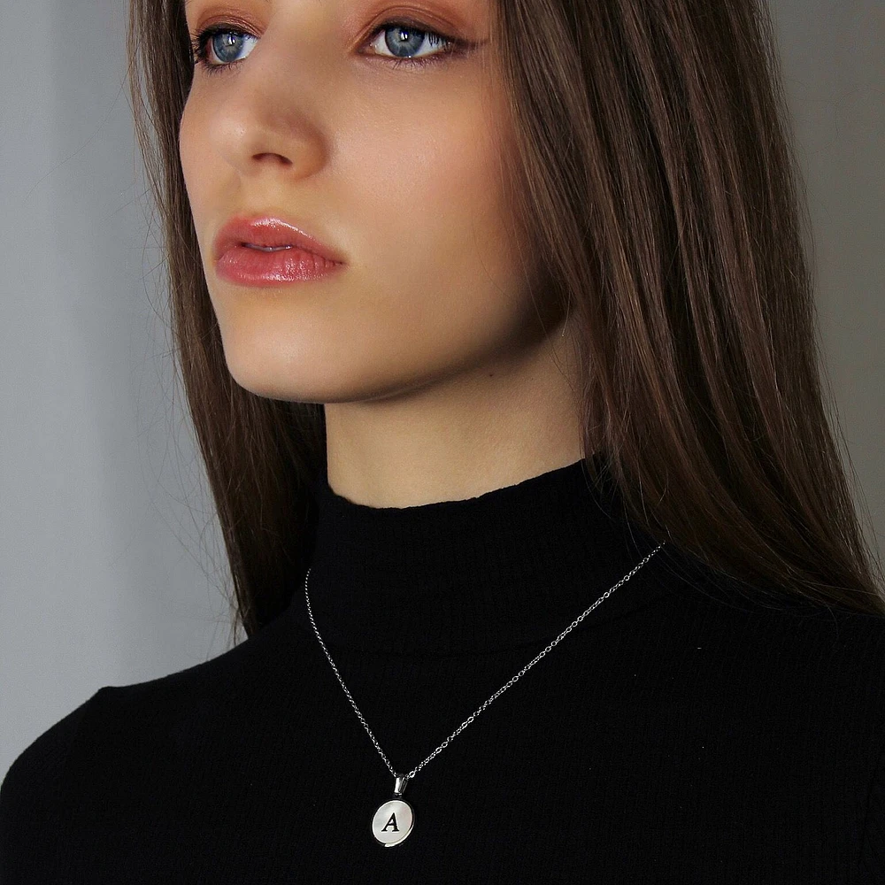 Collier initiale en acier inoxydable « A » avec incrustation de nacre par Luenzo