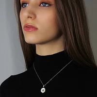 Collier initiale en acier inoxydable « A » avec incrustation de nacre par Luenzo