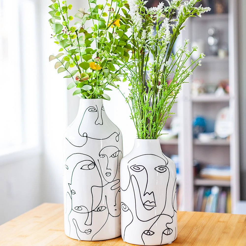 Vase moyen avec visages