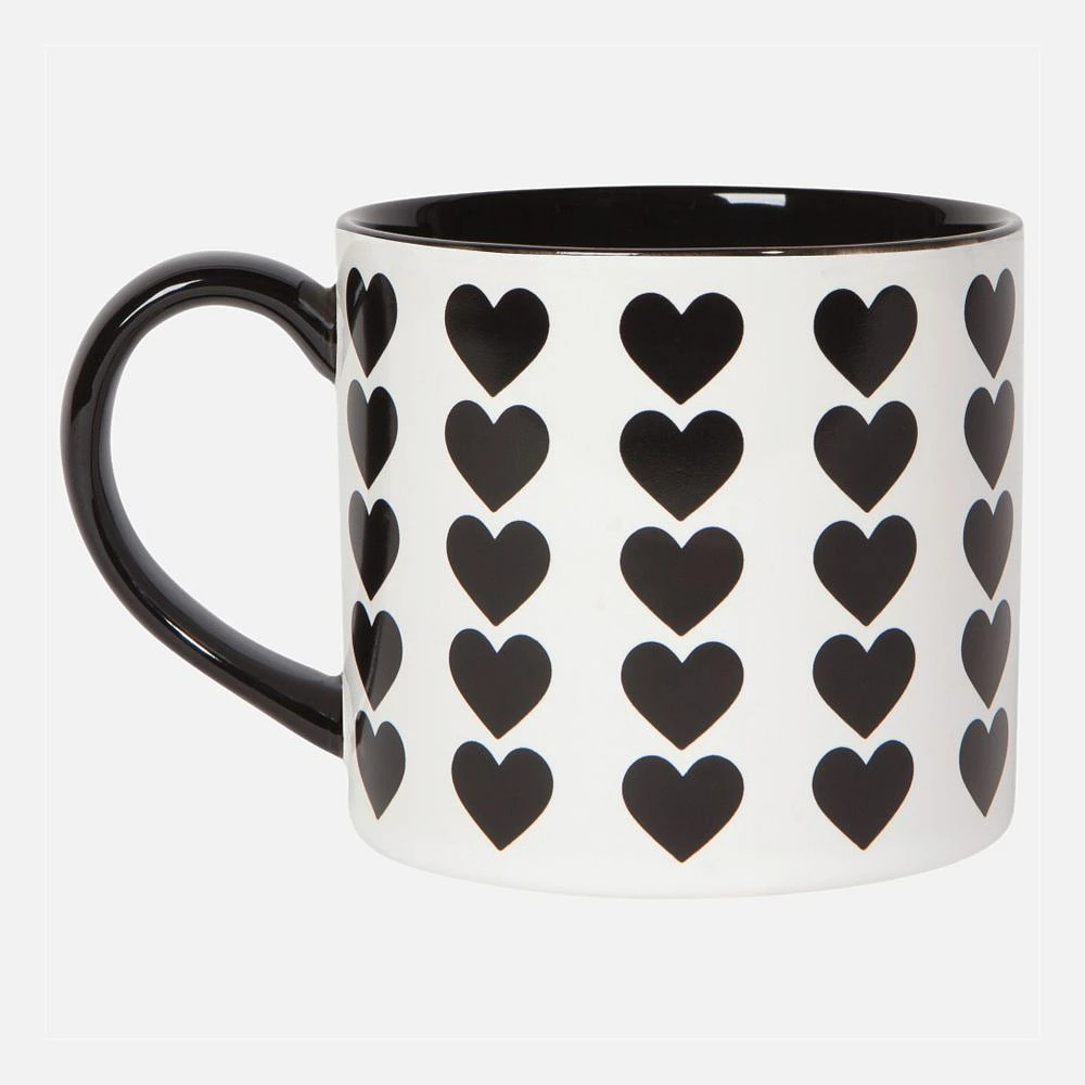 Tasse avec motif de coeurs noirs