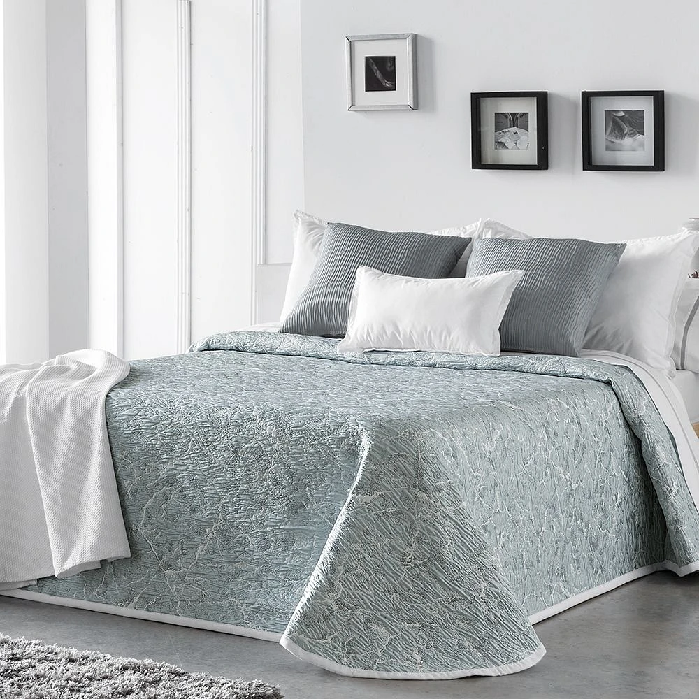 Sila Reversible Bedspread Set by Chéné-Sasseville