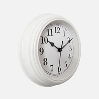 Horloge murale avec chiffres noirs sur cadran blanc