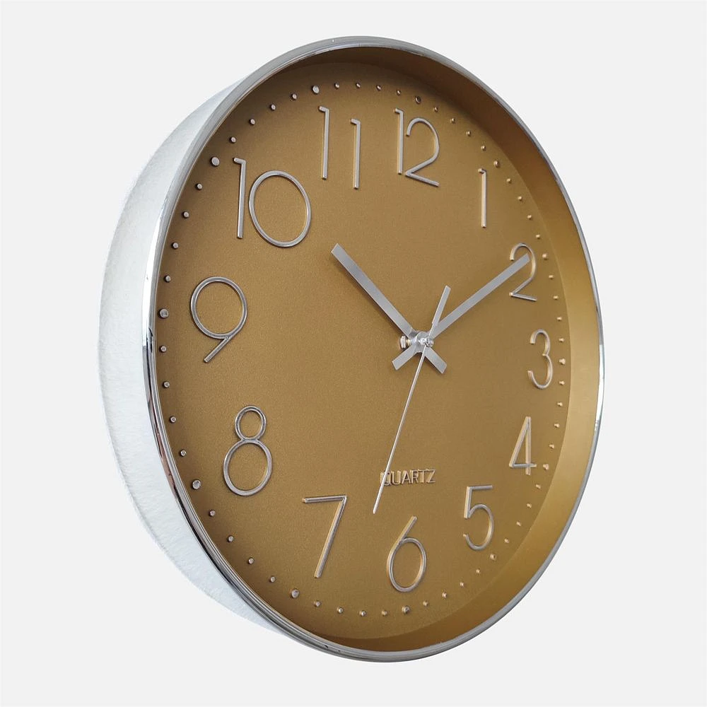 Horloge murale chiffres en argent et cadran ocre