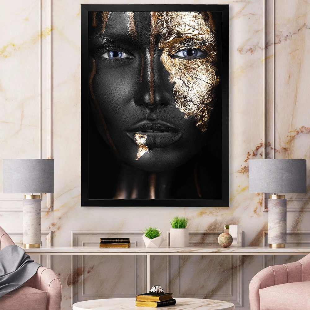 Toile « Portrait of A Afro American Girl with Gold Makeup »