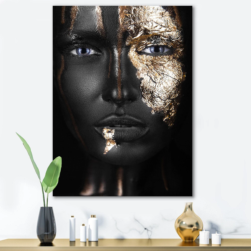 Toile « Portrait of A Afro American Girl with Gold Makeup »