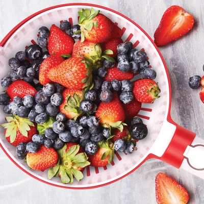 Masterlon twist bowl with colander