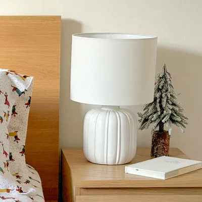 Shana ceramic table lamp with pumpkin shaped base - white
