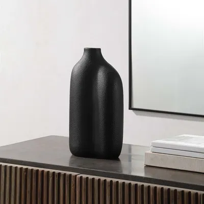 Challenger vase - textured black