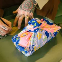 Knot Wrap Hello Kitty Kat 70cm 70 cm x 70 cm | Ingrédient Frais & Sans Cruauté | Lush Cosmétiques