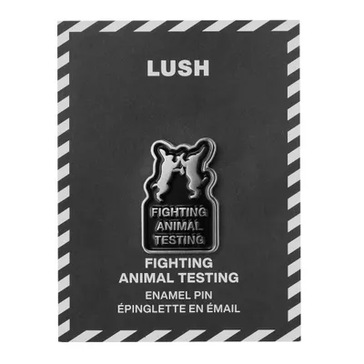 Épinglette en émail - Combattons les tests sur les animaux 1.9 cm x 2.9 cm | Ingrédient Frais & Sans Cruauté | Lush Cosmétiques