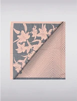 Manteaux Manteaux | La maison du manteau au Québec Foulard Réversible à Franges avec Patchwork de Traits et d’Imprimés Floraux