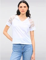 T-shirt Col V Dentelle par Gabby Isabella
