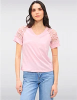 T-shirt Col V Dentelle par Gabby Isabella