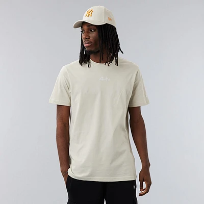 Playera Manga Corta New Era Essentials Script Blanca