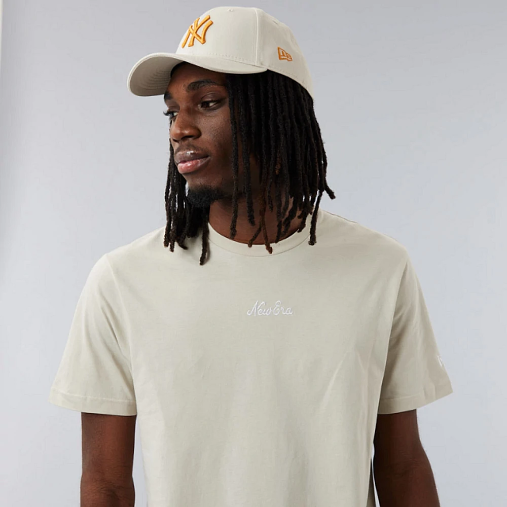 Playera Manga Corta New Era Essentials Script Blanca