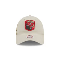 Tampa Bay Buccaneers NFL Salute to Service 2023 9TWENTY Strapback para Mujer