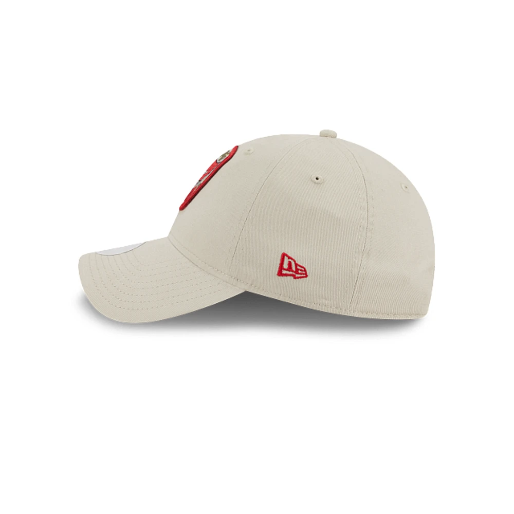 Tampa Bay Buccaneers NFL Salute to Service 2023 9TWENTY Strapback para Mujer