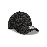 New York Yankees Fabric X New Era Monogram 9FORTY Strapback Negra para Mujer