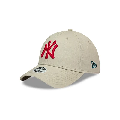 New York Yankees League Essential  9FORTY Strapback Beige para Mujer