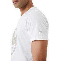 Playera Manga Corta  New Era Essential Visor Sticker Blanca