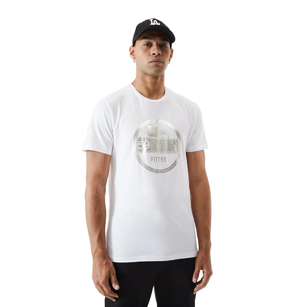 Playera Manga Corta  New Era Essential Visor Sticker Blanca