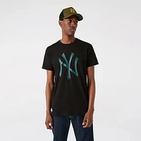 Playera Manga Corta New York Yankees Logo Infill Negra