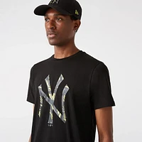 Playera Manga Corta New York Yankees Camo Infill Negra