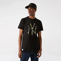 Playera Manga Corta New York Yankees Camo Infill Negra