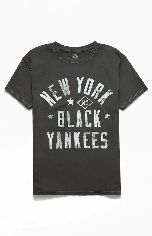 White New York Yankees Airbrush Crewneck T-Shirt