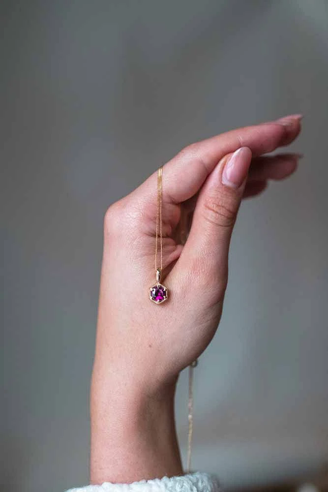 Pendant with 5.5MM Rhodolite Garnet 10kt Yellow Gold Chain