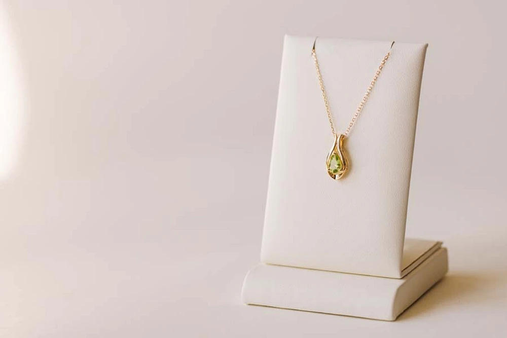 Pendant with 7x5MM Pear Shape Peridot 10kt Yellow Gold Chain