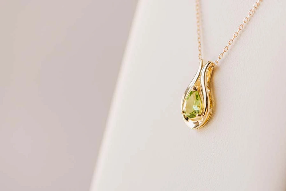 Pendant with 7x5MM Pear Shape Peridot 10kt Yellow Gold Chain