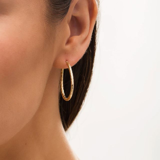 22.5 x 31.0mm Textured Oval Hoop Earrings in 14K Gold|Peoples Jewellers