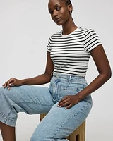 T-shirt côtelé et ajusté avec rayures à col rond