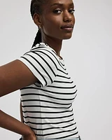 T-shirt côtelé et ajusté avec rayures à col rond