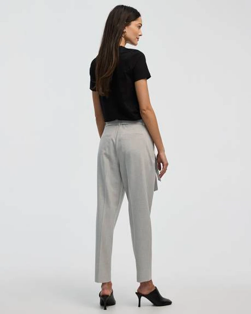 Pantalon à jambe fuselée et taille haute avec ceinture