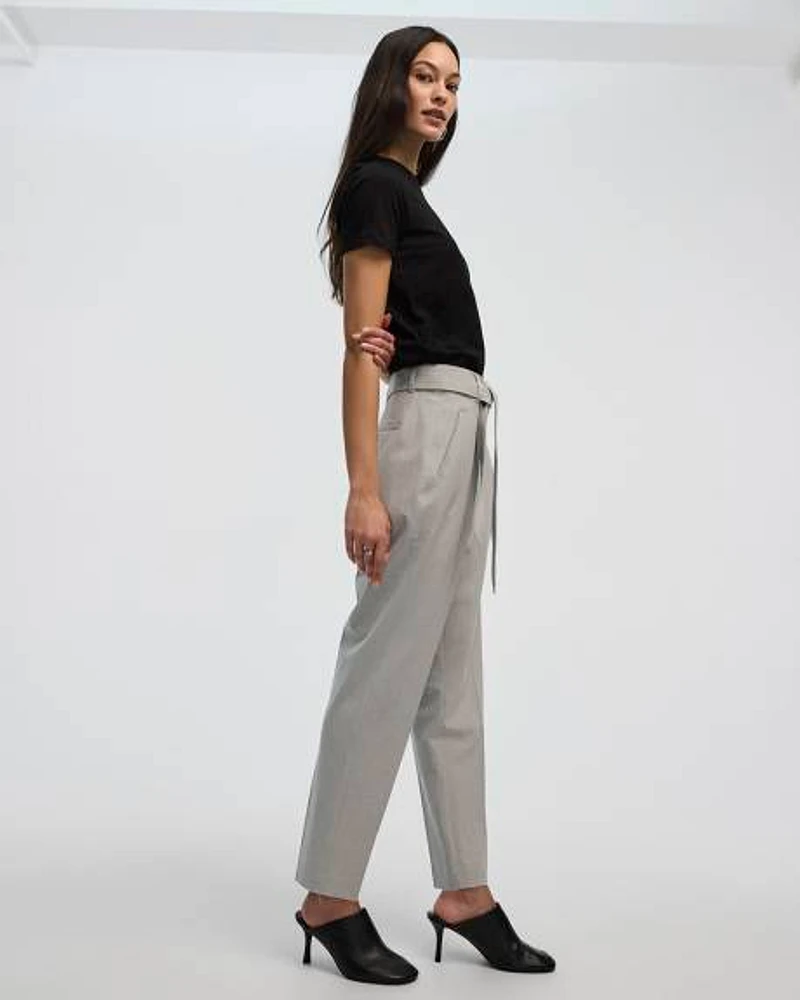 Pantalon à jambe fuselée et taille haute avec ceinture