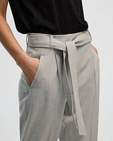 Pantalon à jambe fuselée et taille haute avec ceinture